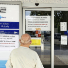 Un paciente revisa los avisos de entra del centro de salud de La Victoria. ICAL