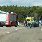 Bomberos actúan en la N-630 tras el accidente mortal en León. / ICAL