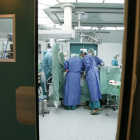 Cirujanos preparan a un paciente para recibir un trasplante.- ICAL
