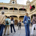 Grupo de personas haciendo turismo en Castilla y León