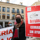 Los hosteleros de Segovia se manifiestan frente a la sede de la JCYL en Segovia.- ICAL