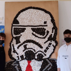 Los dos alumnos, con el mural de Star Wars. E. P.