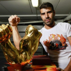 Noé Feliz posa con uno de los trofeos más deseados de España, del que solo hay tres modelos. - J.M. LOSTAU