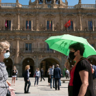 Personas pasean por la Plaza Mayor de Salamanca.-  ICAL