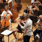 El director de la Oscyl, Thierry Fischer, durante el ensayo general de la Orquesta Sinfónica de Castilla y León para la gira por Holanda y Noruega.- ICAL