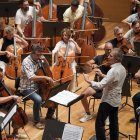 El director de la Oscyl, Thierry Fischer, durante el ensayo general de la Orquesta Sinfónica de Castilla y León para la gira por Holanda y Noruega.- ICAL