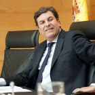 El consejero de Economía y Hacienda, Carlos Fernández Carriedo, durante su comparecencia ante las Cortes.- ICAL
