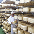 Javier Gamazo analiza el punto de maduración de sus quesos.  / LA POSADA