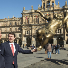 El alcalde García Carbayo y Fernández Mañueco, en la Plaza Mayor de Salamanca. | ICAL