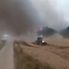 Tractores tratando de hacer cortafuegos para evitar que se extienda el fuego. / TWITTER