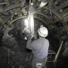Un minero trabaja en el yacimiento Hullera Vasco-Leonesa, ya cerrado. E.M