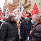 El secretario general de UGT en Castilla y León, Faustino Temprano, y su homólogo en CCOO Castilla y León, Vicente Andrés, encabezan la concentración de ambos sindicatos en contra de la invasión de Rusia en Ucrania.- ICAL