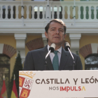 El presidente de la Junta de Castilla y León, Alfonso Fernández Mañueco, durante la rueda de prensa para dar comienzo al nuevo curso político.- ICAL