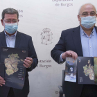 César Rico (izquierda) presentó ayer 'Burgos de leyenda' y el folleto explicativo del Canal de Castilla junto al diputado provincial Jesús María Sendino. RAÚL G. OCHOA