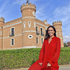 Carolina Inaranja, frente al castillo donde está la bodega (E. M.)