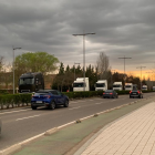 Una caravana de camiones recorrió ayer por la tarde las calles de Valladolid para protestar contra la subida de los precios de los carburantes.- E. M