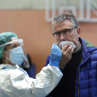El gerente del Complejo Asistencial Universitario Río Carrión de Palencia, Juan López Mesa, se ha ce un test de antígenos en el ultimo día del cribado en Palencia.- ICAL