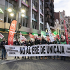 Concentración de trabajadores de Unicaja Banco en León contra el ERE que plantea la entidad. - ICAL