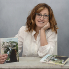 La escritora soriana Ana Teresa Martín posa junto a su novela “Kilian y el toro de la luna de sangre”. / ARGICOMUNICACIÓN