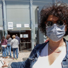 Una mujer posa a las puertas del auditorio Miguel Delibes de Valladolid al comenzar la vacunación de las personas de entre 50 y 59 años.- J. M. LOSTAU