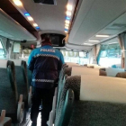 Un policía municipal de Valladolid realizando una inspección a un autobús escolar. -E.M.