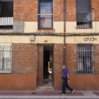 Uno de los portales confinados en el barrio de las Delicias en Valladolid. -PHOTOGENIC/PABLO REQUEJO.