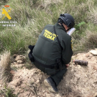 Un agente de los Tedax de la Guardia Civil trabaja con el proyectil que guardaba un varón en Burgos. - GUARDIA CIVIL