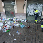 Miembros del servicio de limpieza del Ayuntamiento de León recogen la basura generada tras la celebración del ‘Entierro de Genarín’. ICAL