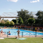Grupo de personas se refresca en una piscina de Valladolid.- PHOTOGENIC