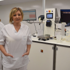 Pilar Pérez, directora del centro AIM Soria, en el laboratorio desde donde salen las dosis seminales / HDS