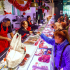 Una clienta paga la compra en una carnicería del mercado del G-9 en Burgos. TOMÁS ALONSO