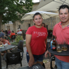 Fabián Rodríguez y Aurora Benítez, en la terraza del bar de Villalaco, Palencia.- ICAL