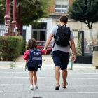 Una niña acude con su padre al colegio, en una imagen de archivo.  -ICAL