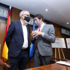 El alcalde de Ponferrada, Olegario Ramón, junto al consejero de Fomento y Medio Ambiente, Juan Carlos Suárez Quiñones. - ICAL