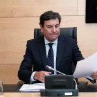 El consejero de Economía y Hacienda, Carlos Fernández Carriedo, durante su comparecencia en las Cortes.- ICAL