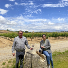 Emiliano Lubiano y Mónica Peñas, junto al lagar de piedra en los viñedos de Velvety Wines, en Pesquera de Duero.  /