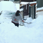 Una mujer aparta nieve con una palaen Segovia | ICAL