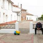 Un niño juega junto a una persona mayor en la localidad vallisoletana de Mayorga en una foto de archivo. -ICAL