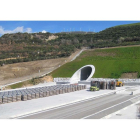 Fase de montaje de Adif, de la vía en el tramo de Pedralba de la Pradería (Zamora)-Campobecerros (Ourense) en la línea de alta Velocidad Madrid-Galicia. - ICAL