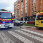 Bomberos y ambulancia, en el lugar del incendio en Burgos.-E. M.