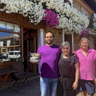 Pepa, junto a su hijo José y su hermana María del Carmen, a la puerta del restaurante Casa Pepa.- ARGICOMUNICACIÓN