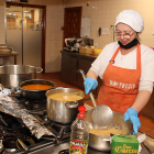 Los voluntarios de la Asociación leonesa de Caridad preparan el
menú de Nochebuena - ICAL