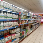 Pasillo de un supermercado de Ponferrada con plena disponibilidad de productos lácteos.- ICAL