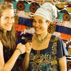 La abulense Lidia Jiménez y Mama Negestat, impulsoras del proyecto de costura en la ecoaldea tanzana. EM