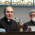 El coordinador Autonómico de Cáritas Castilla y León, Jesús Martín de Lera, y el arzobispo de Valladolid, Luis Argüello, en la presentación de la Memoria de 2021 de Cáritas.- ICAL