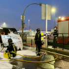 Los bomberos de León intervienen en el incendio de una furgoneta en la capital