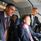 El rey Felipe VI, acompañado del presidente del Gobierno, Pedro Sánchez, en el tren que inaugura la variante de Pajares de la Línea de Alta Velocidad Madrid-Asturias. -POOL MONCLOA/BORJA PUIG