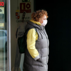 Una mujer sale con una mascarilla de un centro de salud en Castilla y León. PHOTOGENIC