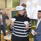 Dos personas con gafas de realidad virtual en las instalaciones de la Agencia de Innovación. / INNOLID