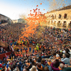 Miles de personas celebran el comienzo del Carnaval del Toro con el tradicional 'El Campanazo' en Ciudad Rodrigo (Salamanca). ICAL